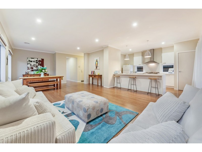 14 Clopton Rise, Craigieburn VIC 3064