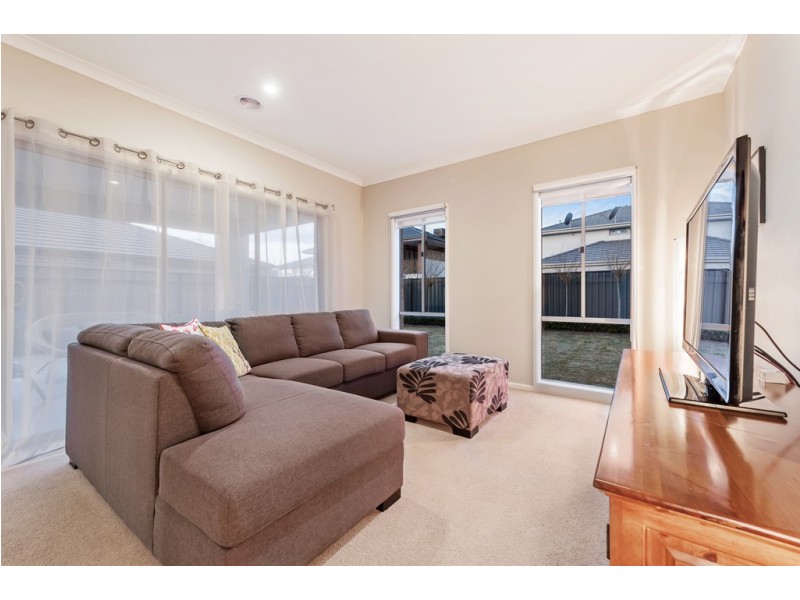 14 Clopton Rise, Craigieburn VIC 3064