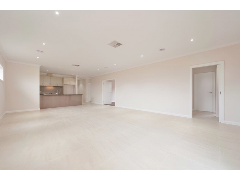 8 Willsmere Way, Mickleham VIC 3064