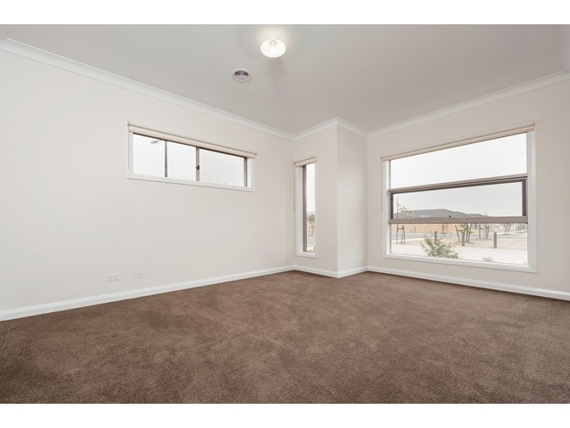 8 Willsmere Way, Mickleham VIC 3064