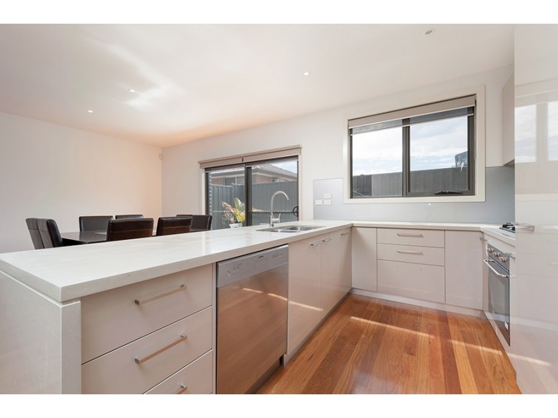 2/16 Coniston Avenue, Airport West VIC 3042