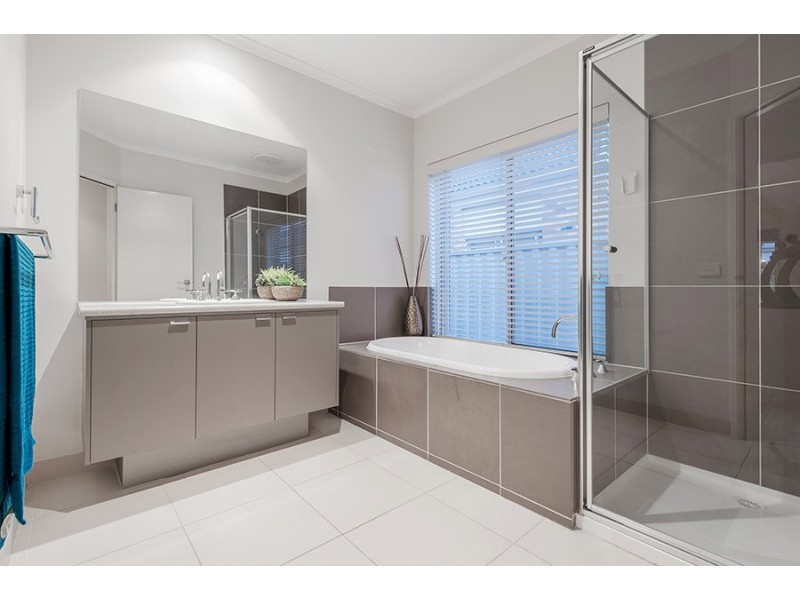 11 Long Island Circuit, Craigieburn VIC 3064