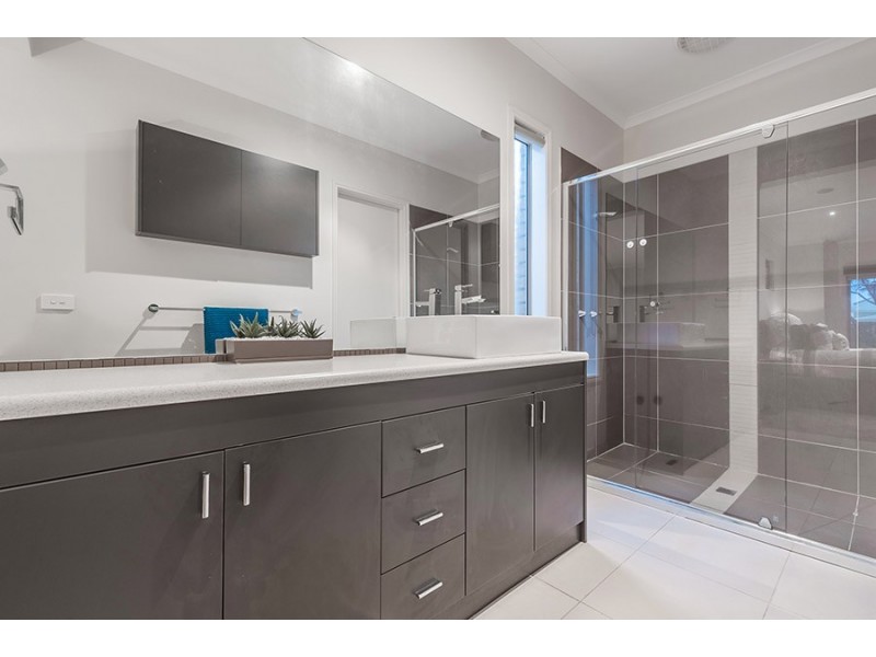 11 Long Island Circuit, Craigieburn VIC 3064