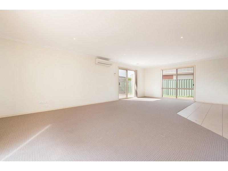 8 Swinburne Close, Craigieburn VIC 3064