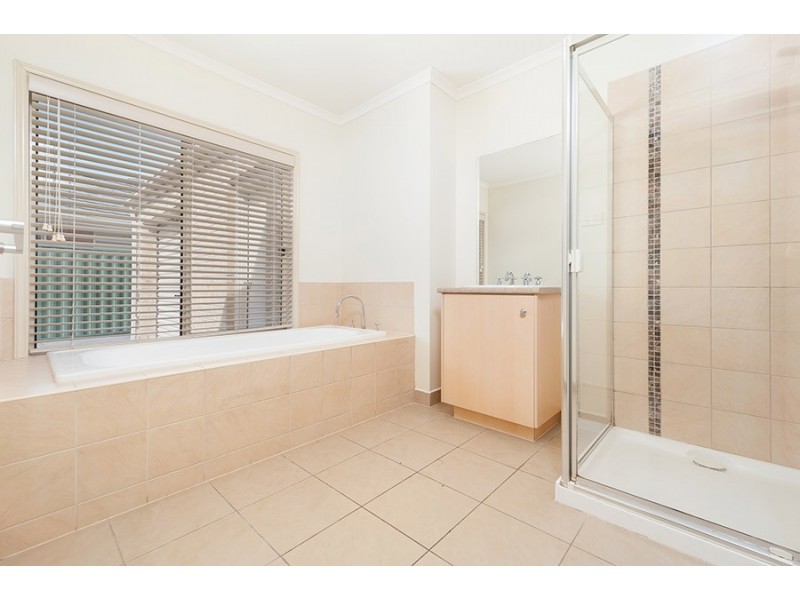 8 Swinburne Close, Craigieburn VIC 3064