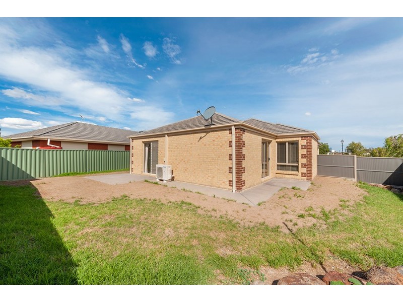8 Swinburne Close, Craigieburn VIC 3064