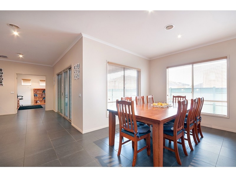 124 Malcolm Creek Parade, Craigieburn VIC 3064
