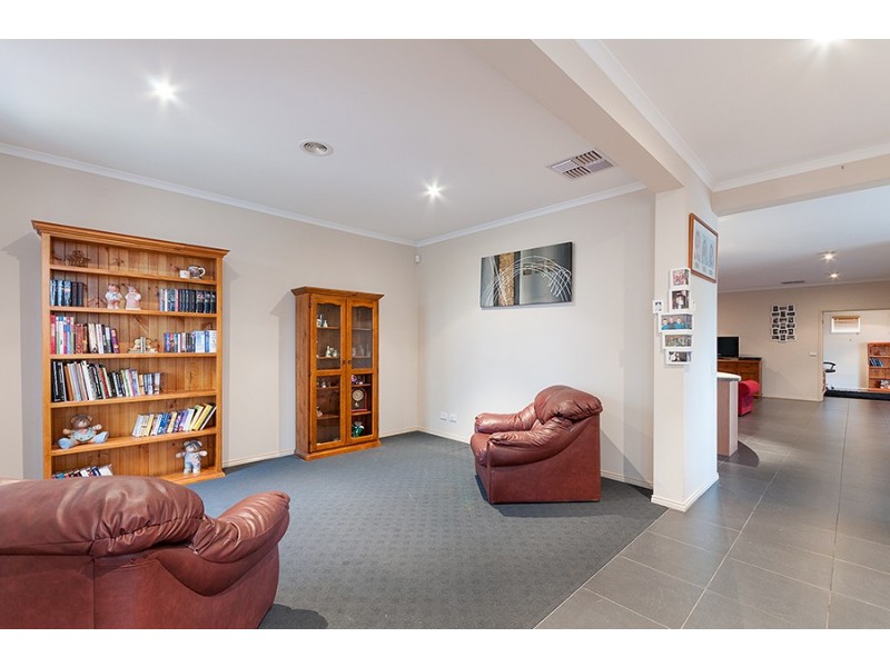 124 Malcolm Creek Parade, Craigieburn VIC 3064