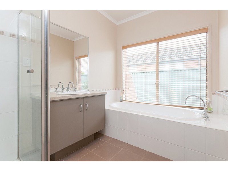 124 Malcolm Creek Parade, Craigieburn VIC 3064