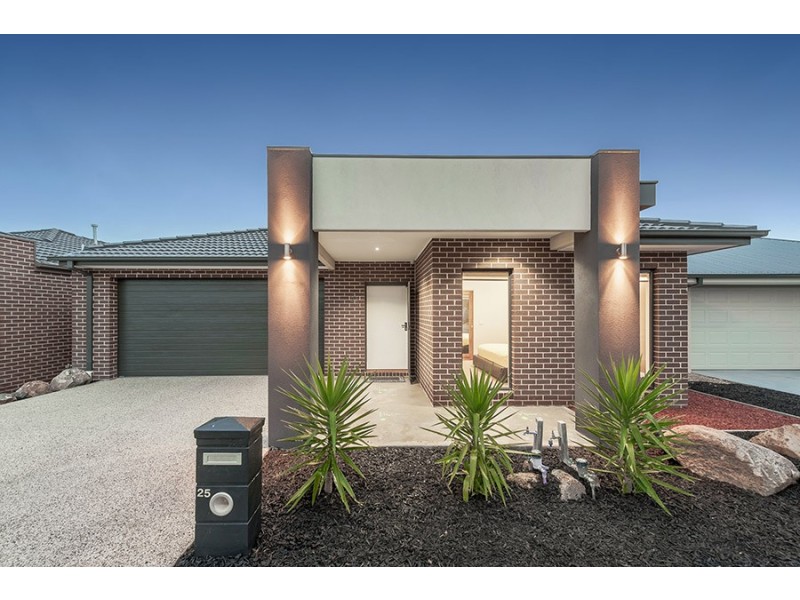 25 Falkland road, Craigieburn VIC 3064