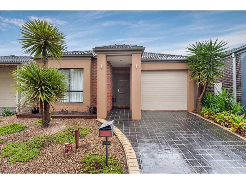 33 Dalwhinnie Crescent, Craigieburn VIC 3064