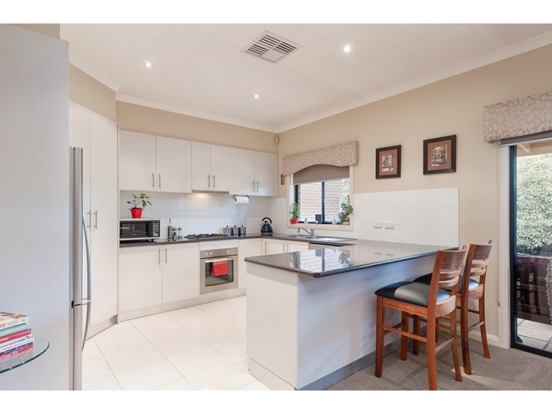 33 Dalwhinnie Crescent, Craigieburn VIC 3064