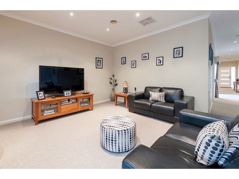 33 Dalwhinnie Crescent, Craigieburn VIC 3064