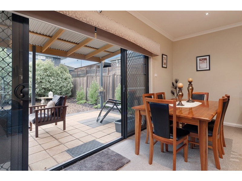 33 Dalwhinnie Crescent, Craigieburn VIC 3064