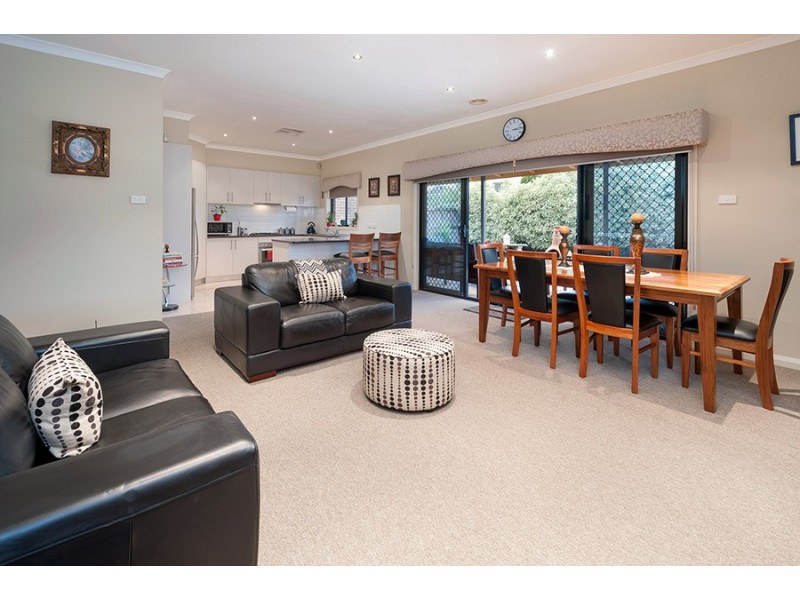 33 Dalwhinnie Crescent, Craigieburn VIC 3064