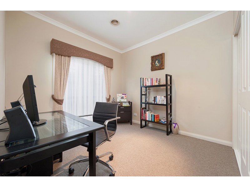 33 Dalwhinnie Crescent, Craigieburn VIC 3064