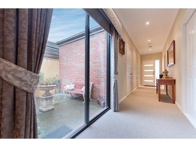 33 Dalwhinnie Crescent, Craigieburn VIC 3064