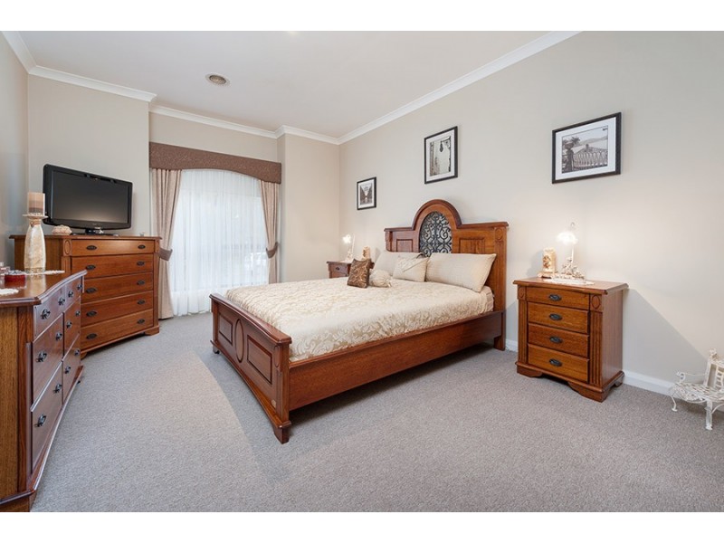 33 Dalwhinnie Crescent, Craigieburn VIC 3064