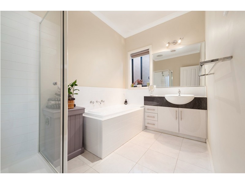 33 Dalwhinnie Crescent, Craigieburn VIC 3064