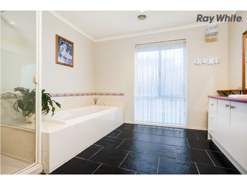 13 Thomas Street, Roxburgh Park VIC 3064