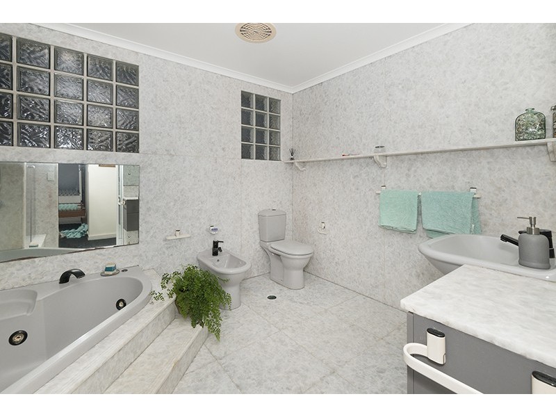 1 Balmoral Drive, Castle Hill QLD 4810