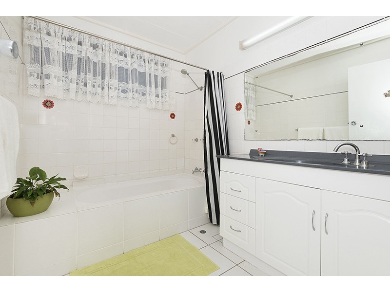 1 Balmoral Drive, Castle Hill QLD 4810