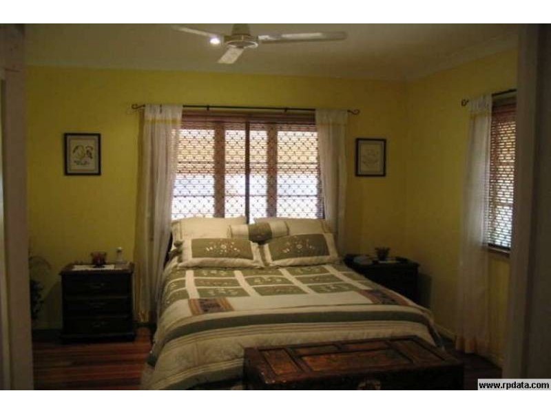 8 Surrey Street, Hyde Park QLD 4812