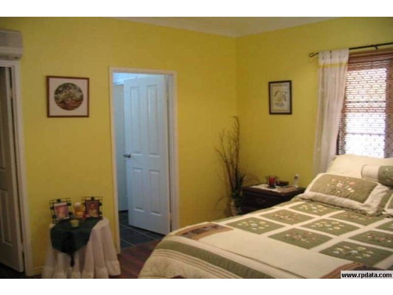 8 Surrey Street, Hyde Park QLD 4812