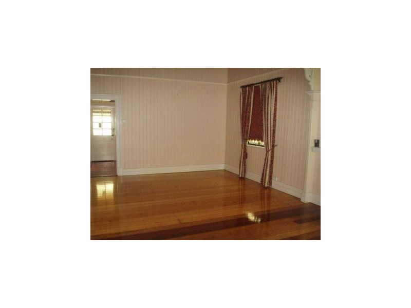 8 Surrey Street, Hyde Park QLD 4812