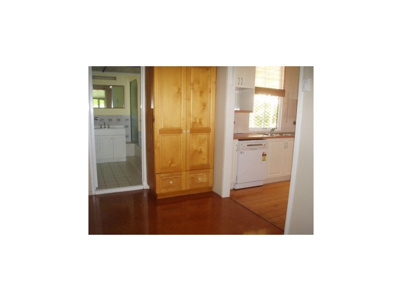 8 Surrey Street, Hyde Park QLD 4812