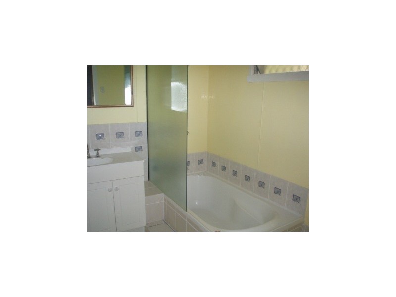 8 Surrey Street, Hyde Park QLD 4812