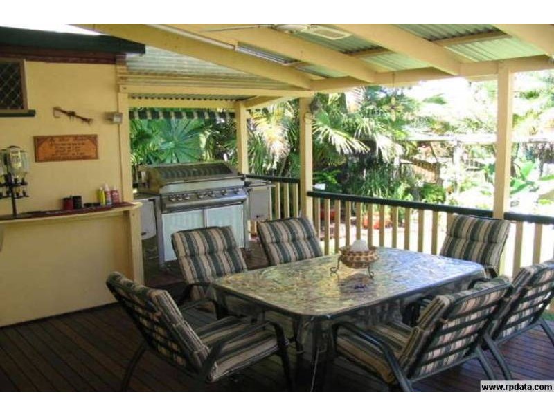 8 Surrey Street, Hyde Park QLD 4812