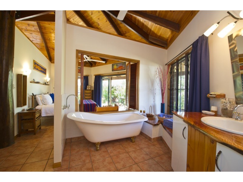 15 Corica Cres Horseshoe Bay, from $120 p/n, Magnetic Island QLD 4819