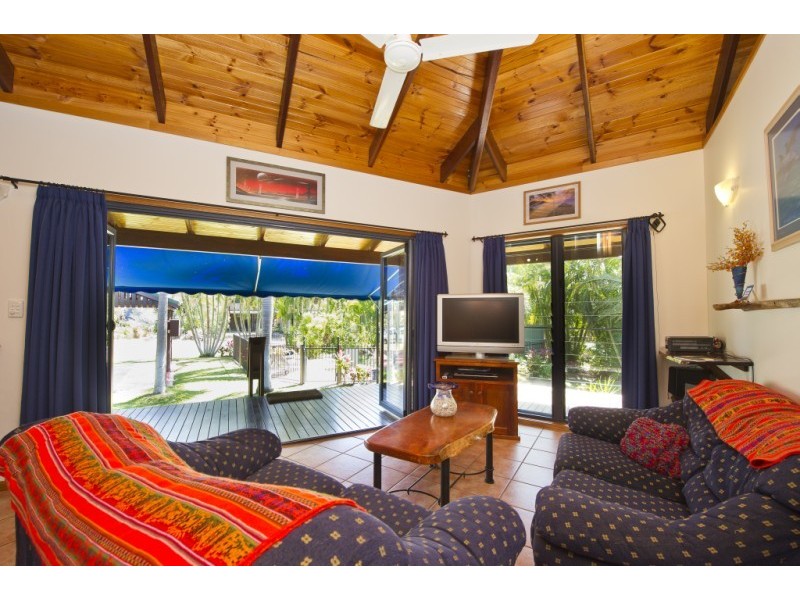 15 Corica Cres Horseshoe Bay, from $120 p/n, Magnetic Island QLD 4819