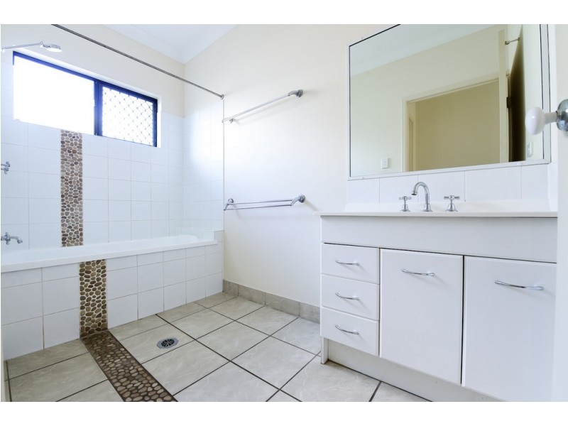 15 Heather Avenue, Rasmussen QLD 4815