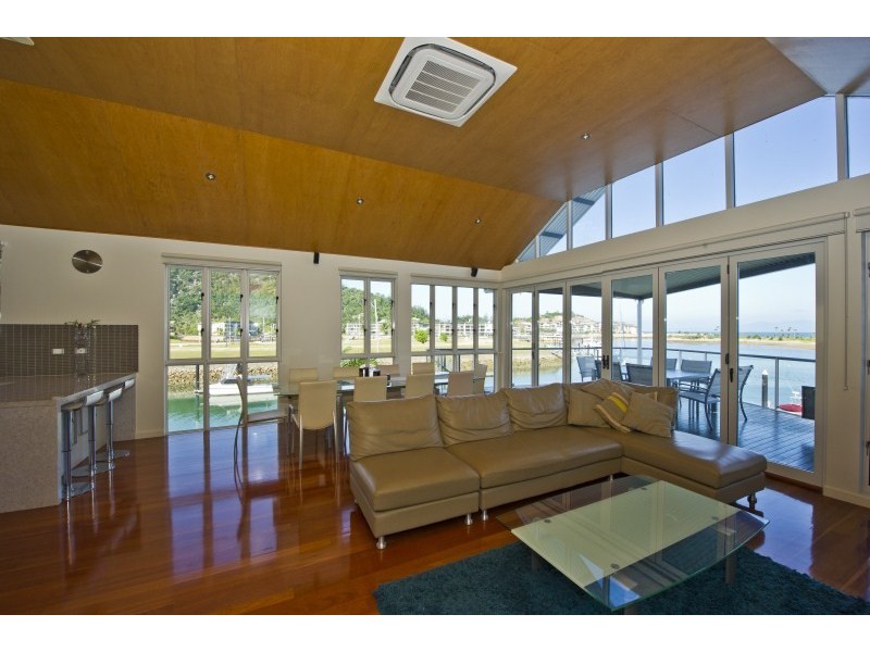 2/6 Terrace Place, right on the waters edge!, Magnetic Island QLD 4819