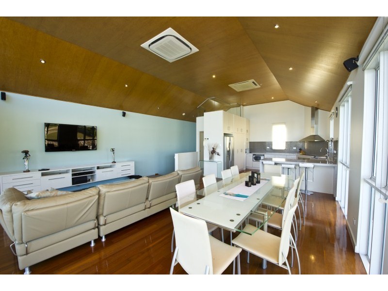 2/6 Terrace Place, right on the waters edge!, Magnetic Island QLD 4819