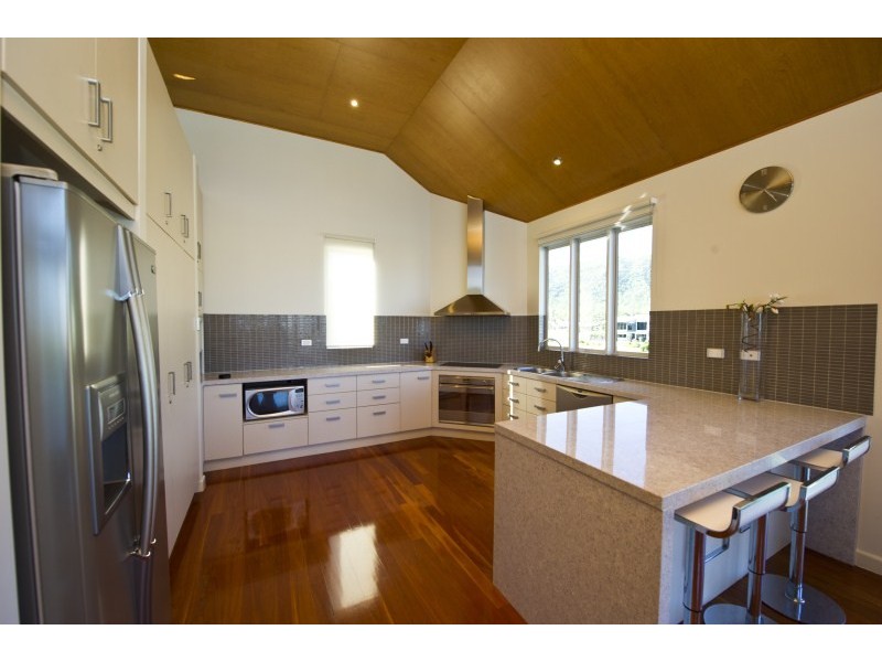 2/6 Terrace Place, right on the waters edge!, Magnetic Island QLD 4819