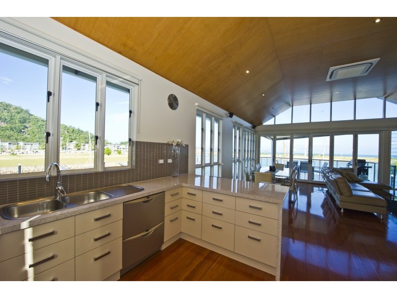 2/6 Terrace Place, right on the waters edge!, Magnetic Island QLD 4819