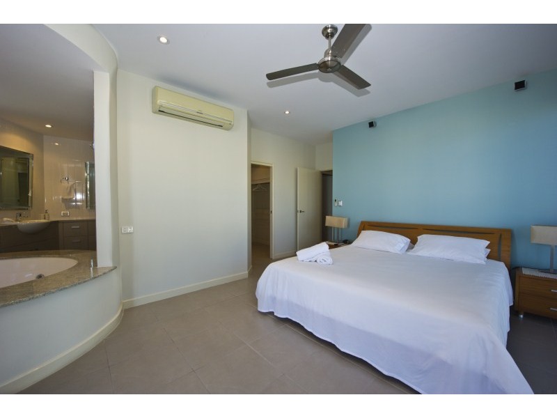 2/6 Terrace Place, right on the waters edge!, Magnetic Island QLD 4819