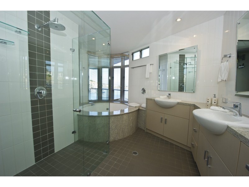 2/6 Terrace Place, right on the waters edge!, Magnetic Island QLD 4819