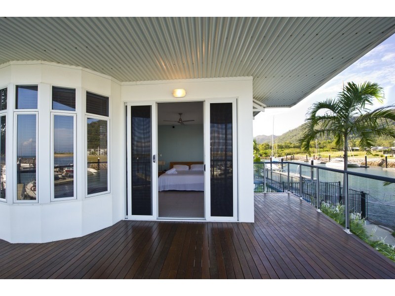 2/6 Terrace Place, right on the waters edge!, Magnetic Island QLD 4819