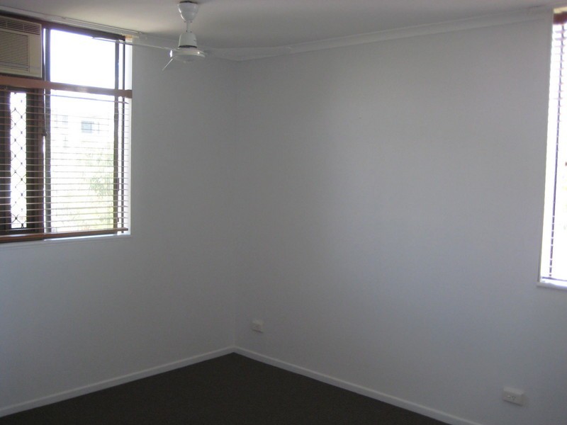 2/11 Herbert Street, North Ward QLD 4810