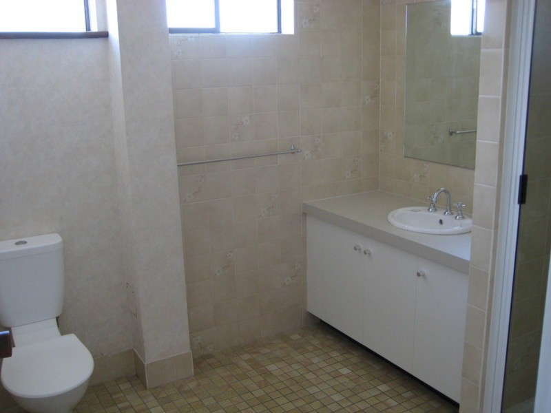 2/11 Herbert Street, North Ward QLD 4810