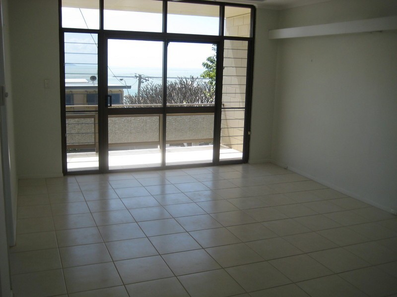 2/11 Herbert Street, North Ward QLD 4810