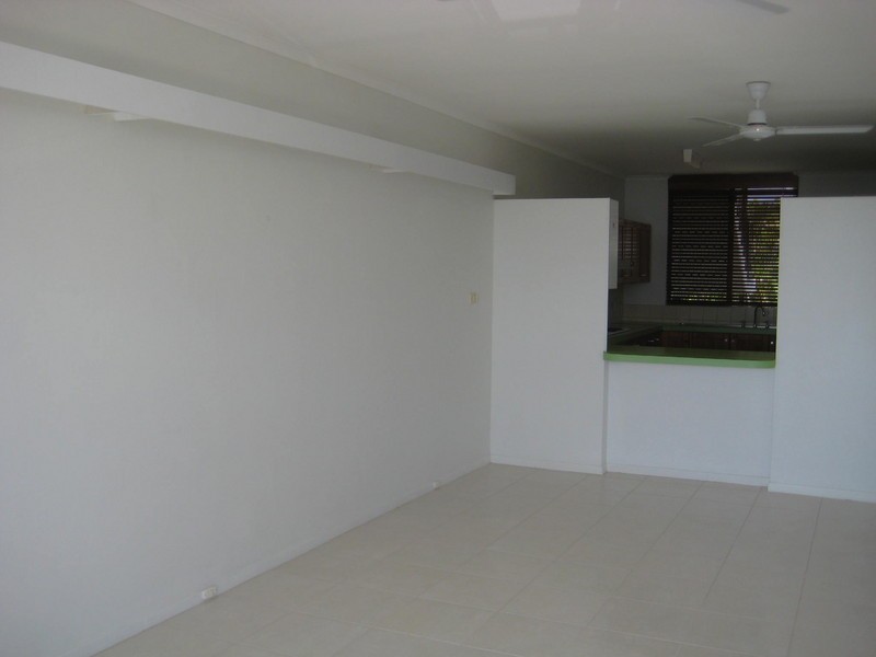 2/11 Herbert Street, North Ward QLD 4810