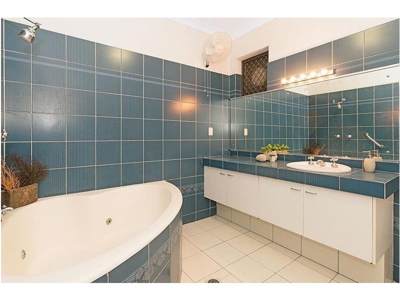 6 Edinburgh Court, Castle Hill QLD 4810