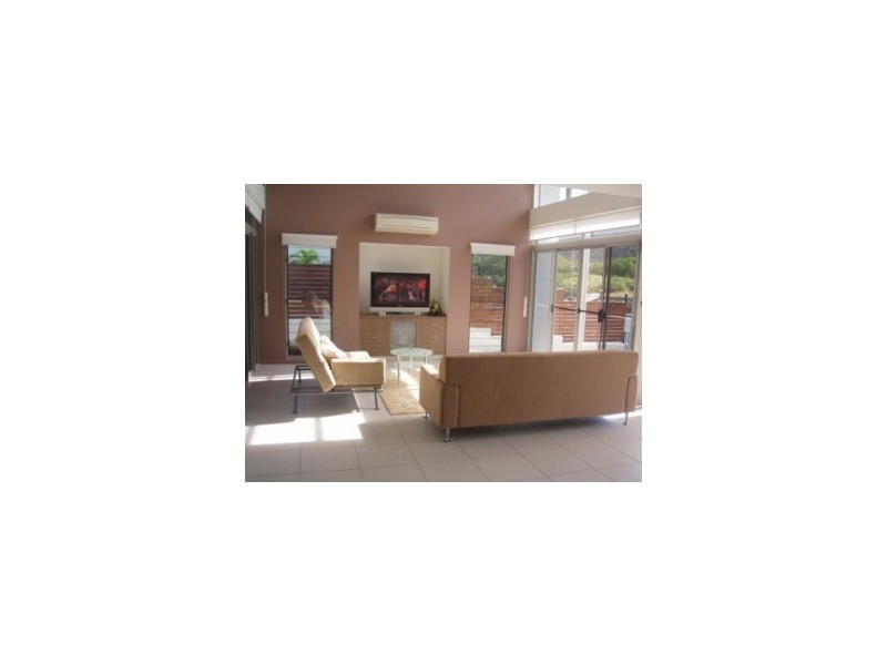 2/5 Terrace Place, Magnetic Island QLD 4819