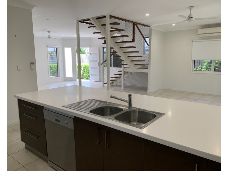 2/69a Cook Street, North Ward QLD 4810