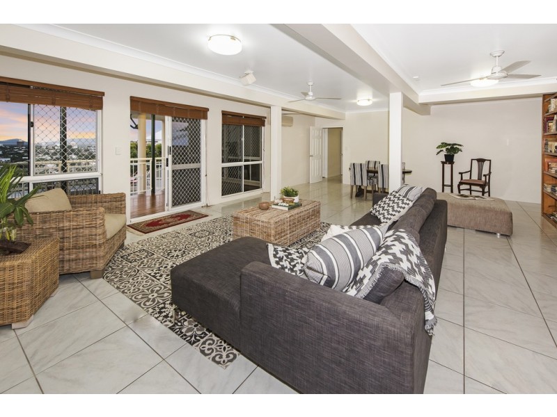 1/14 Balmoral Drive, Castle Hill QLD 4810